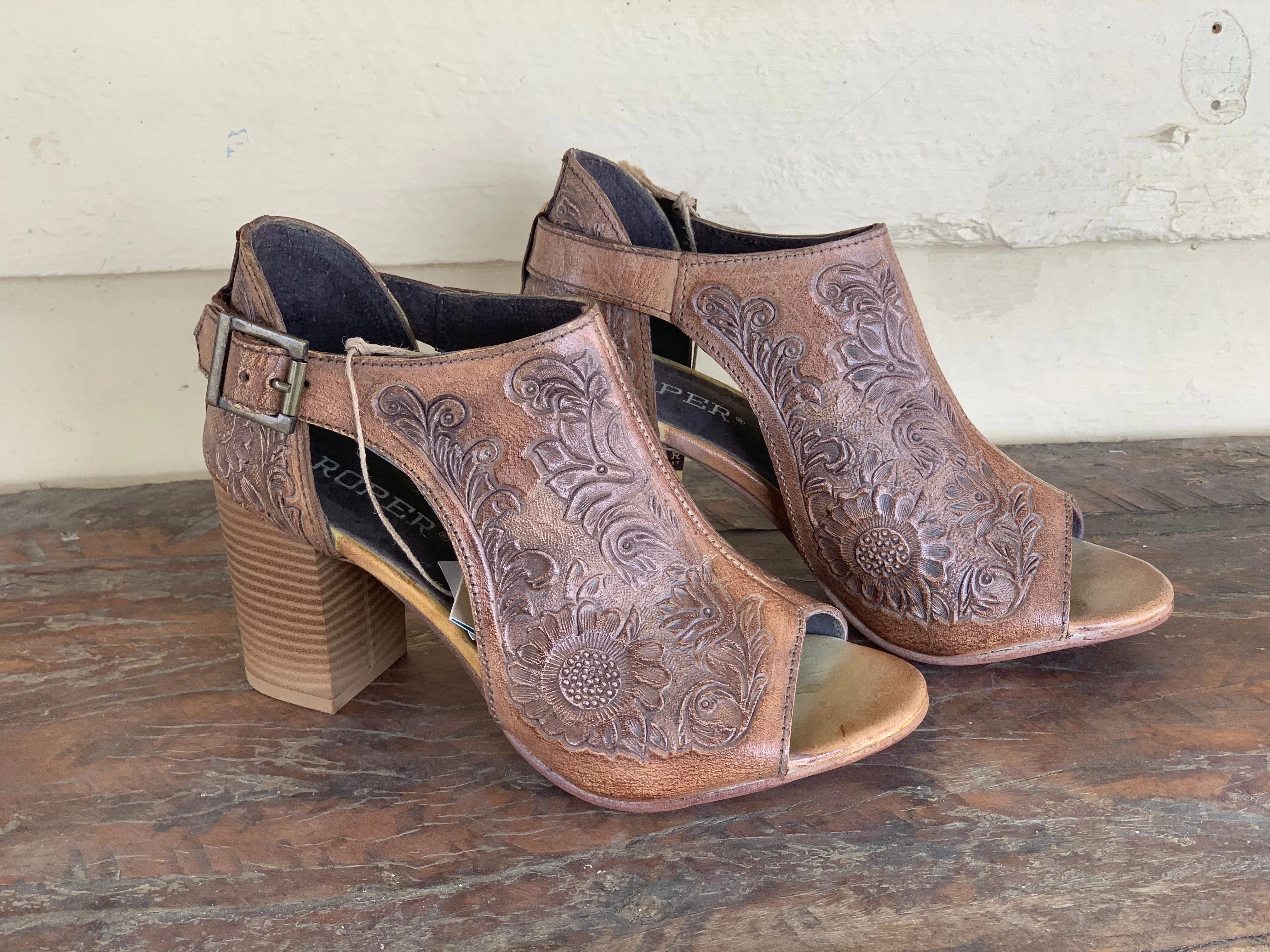 09-021-0946-1275 Roper Women's Mika Tooled Leather Closed Back Tan/White