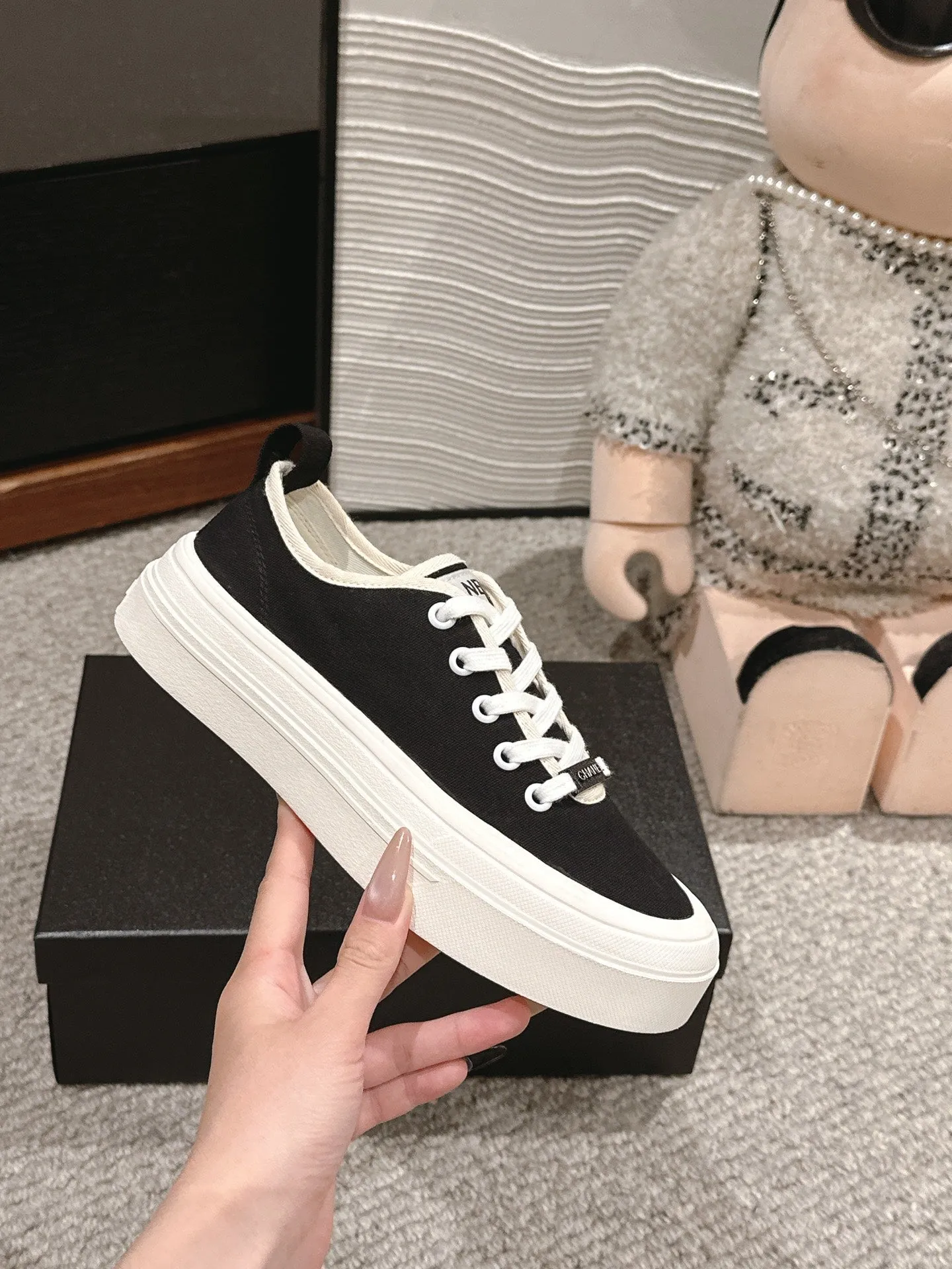 LACE-UP SNEAKERS IN BLACK CANVAS