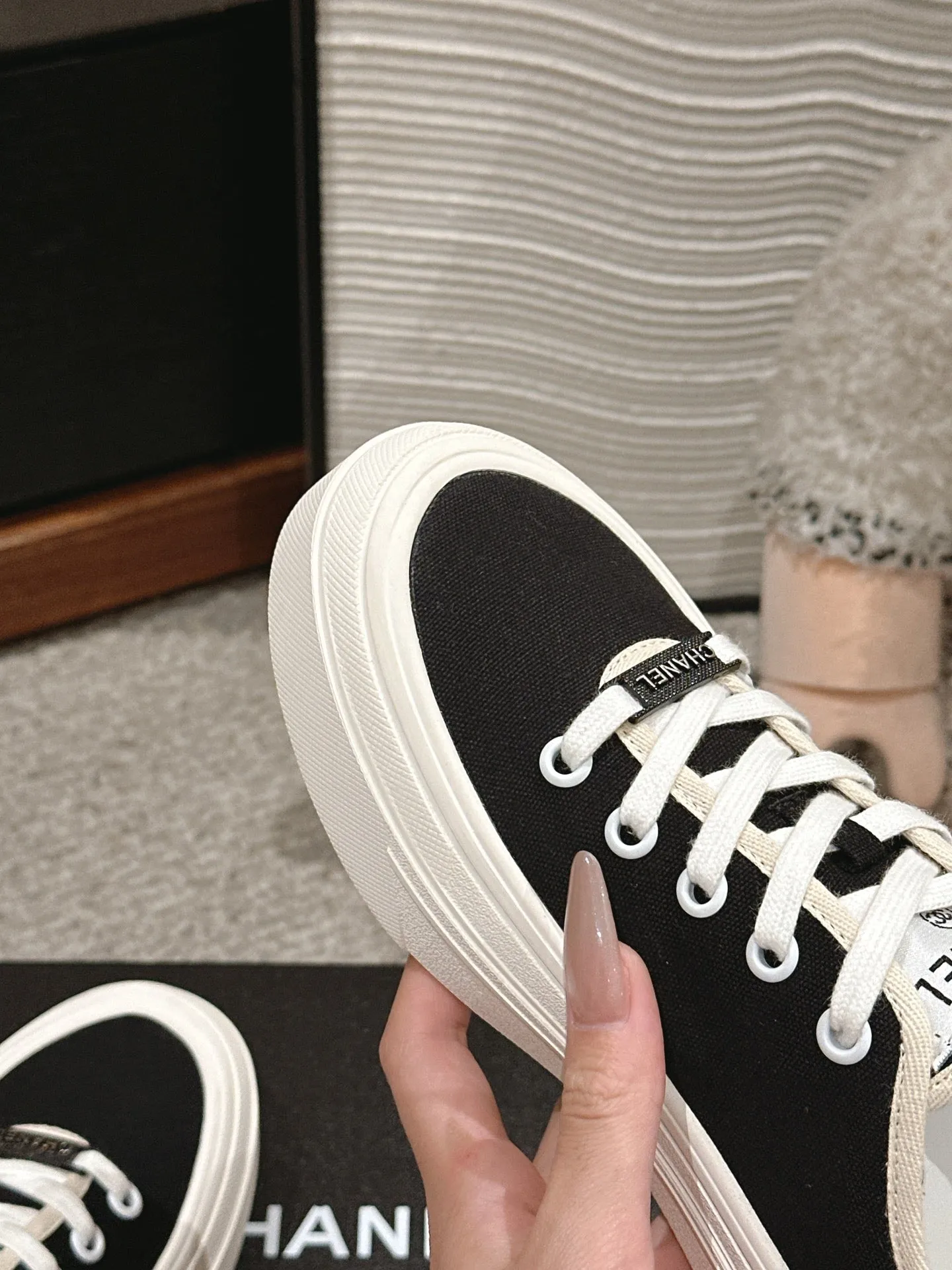 LACE-UP SNEAKERS IN BLACK CANVAS