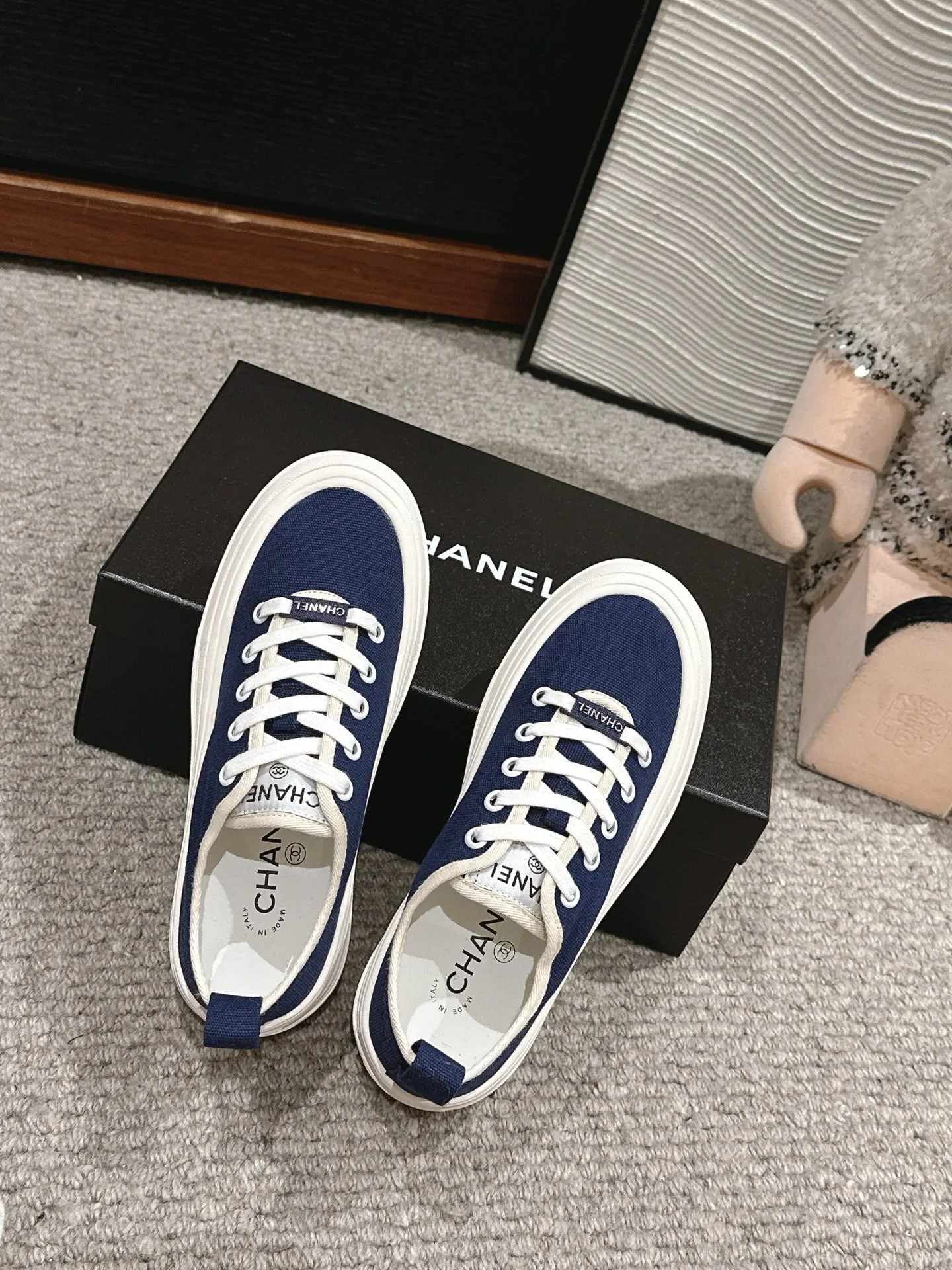 LACE-UP SNEAKERS IN NAVY BLUE CANVAS