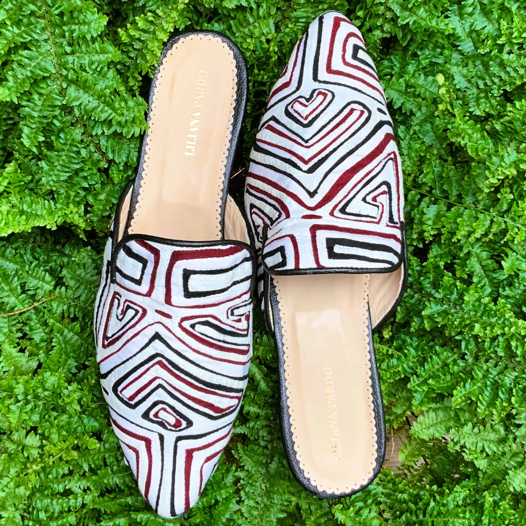 Mola Mules | White Black & Wine