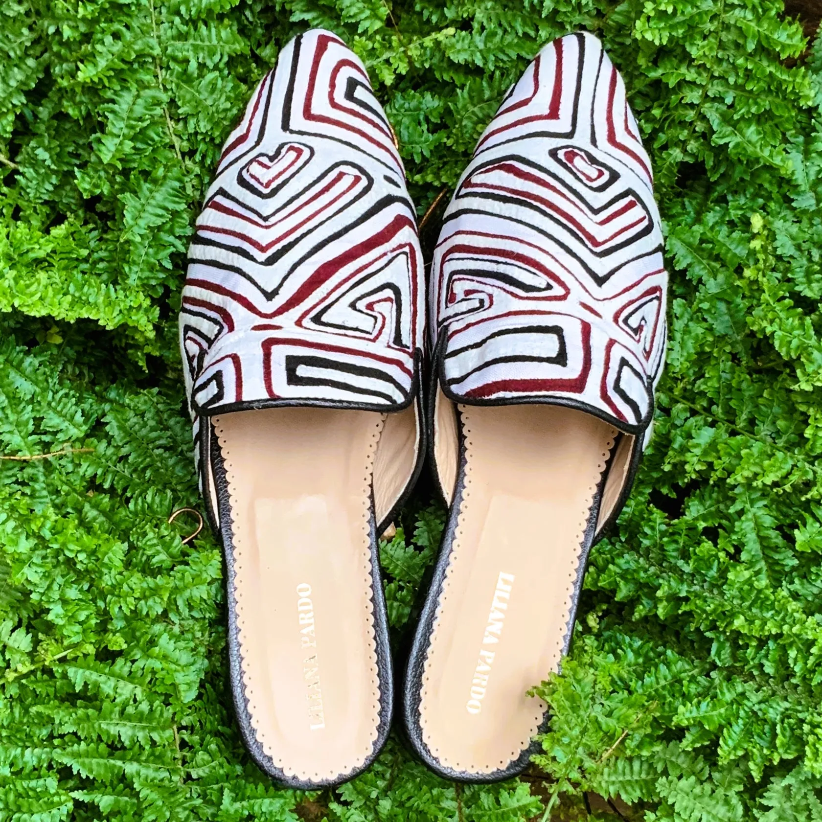 Mola Mules | White Black & Wine