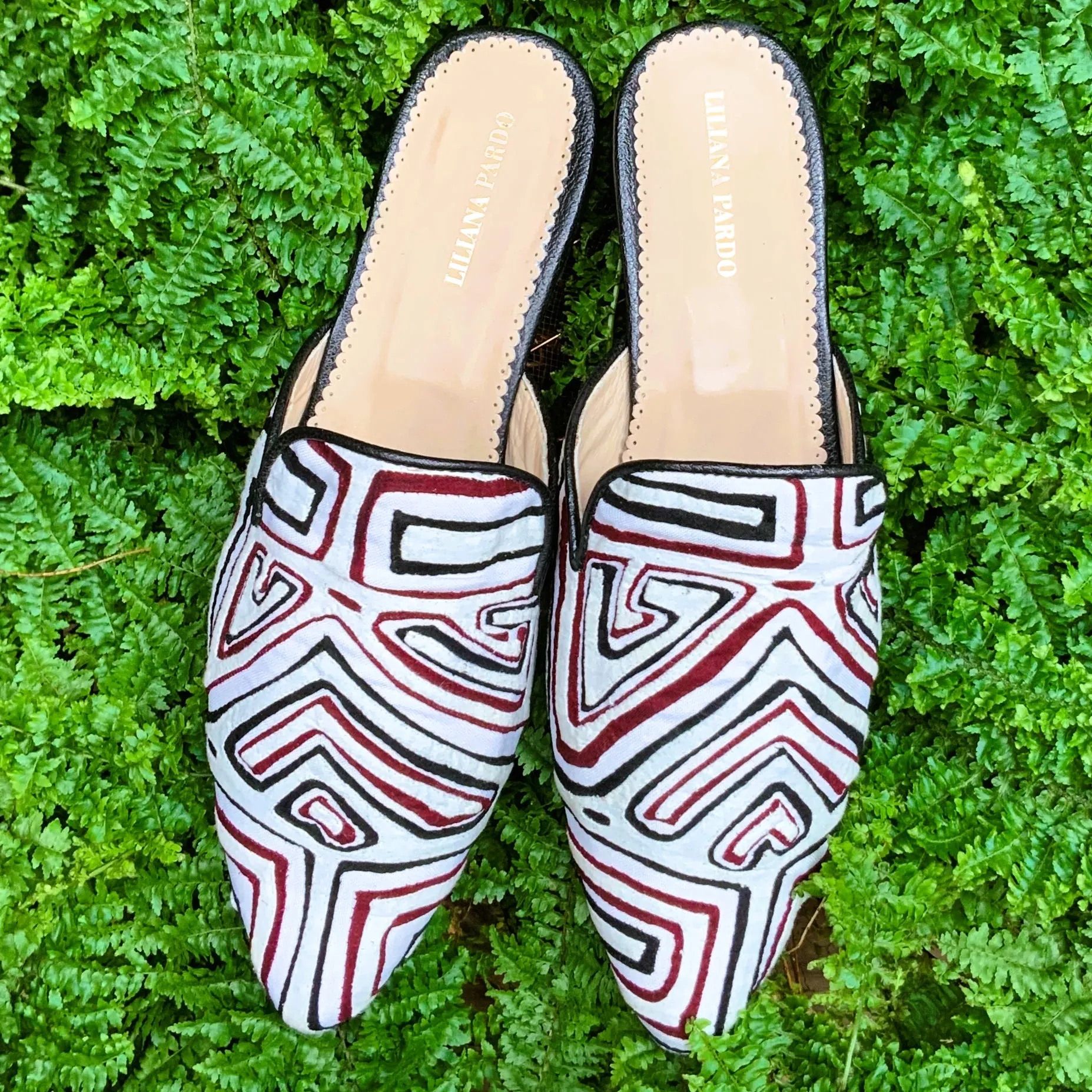 Mola Mules | White Black & Wine