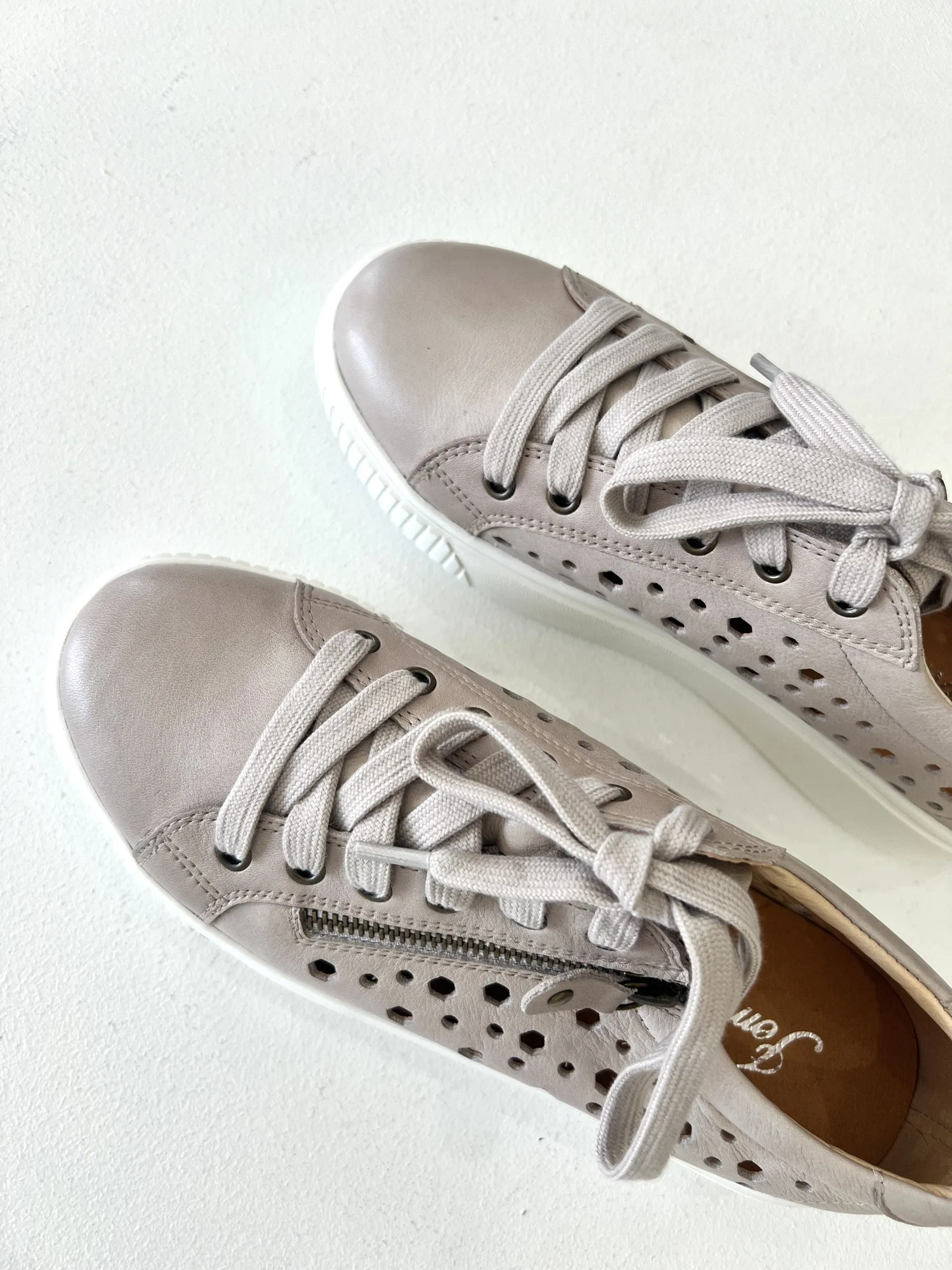 NELLIE LEATHER TRAINER || SILVER/GREY
