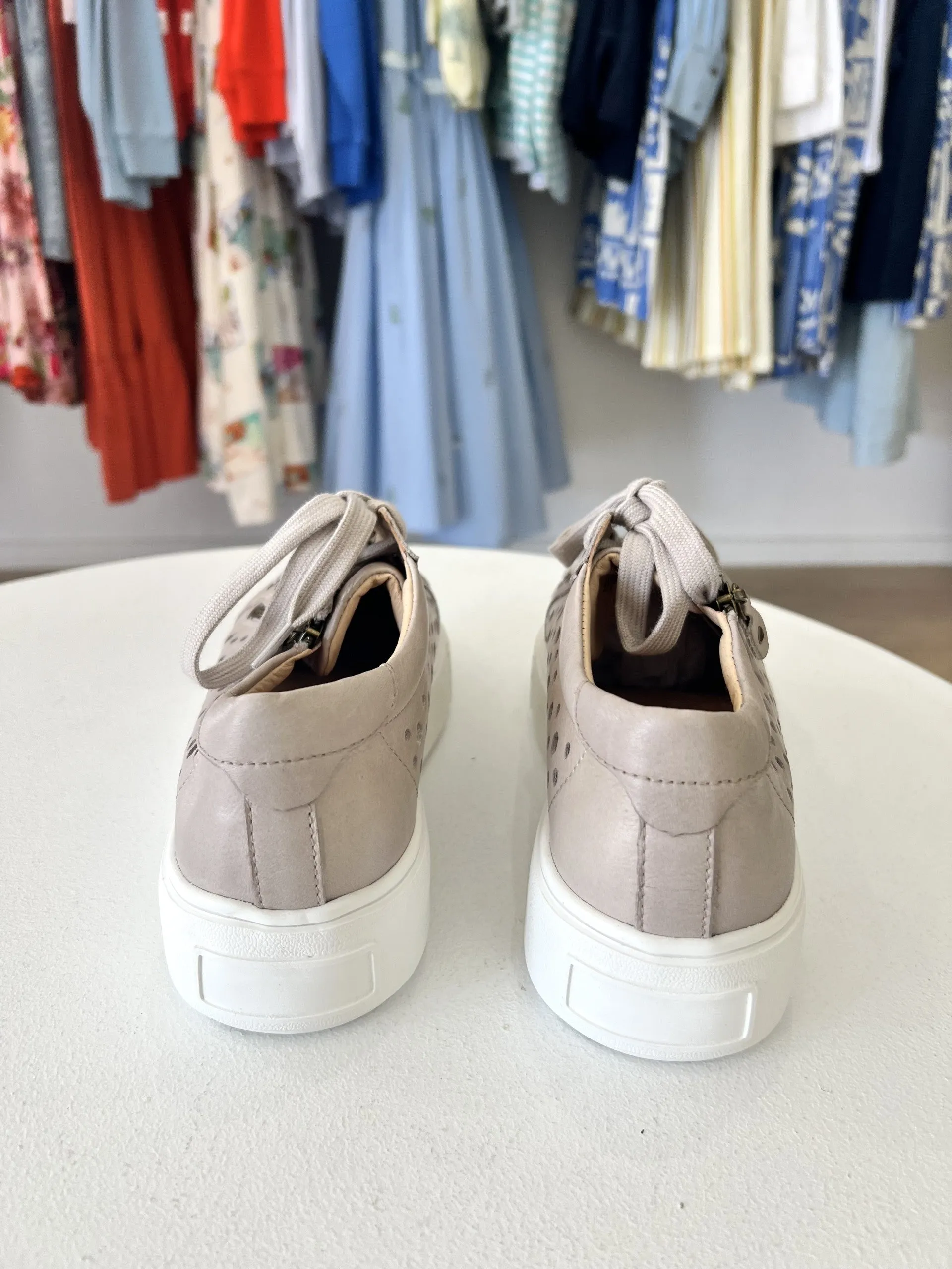 NELLIE LEATHER TRAINER || SILVER/GREY