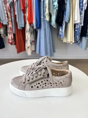 NELLIE LEATHER TRAINER || SILVER/GREY