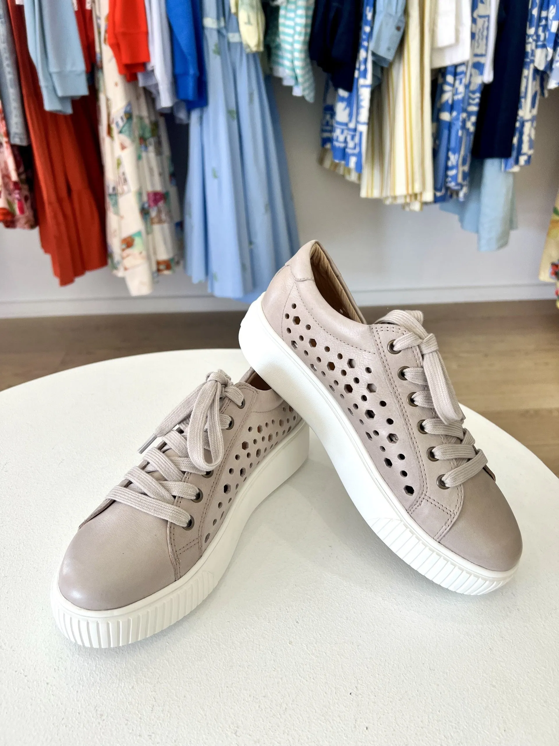 NELLIE LEATHER TRAINER || SILVER/GREY